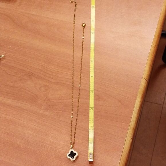 18" Clover Necklace - Picture 5 of 6